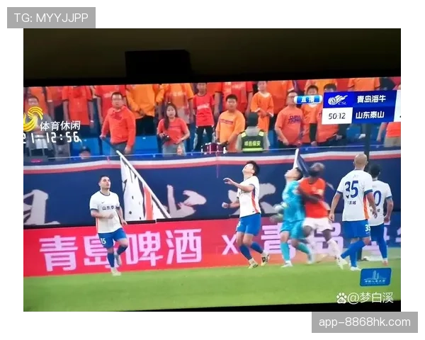 抢门将手中球为何直接判罚犯规？规则详解